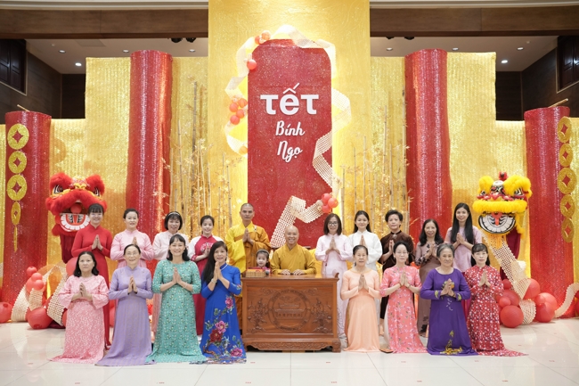 Tặng lộc đầu Xuân - Mồng 3 Tết Bính Ngọ 2026