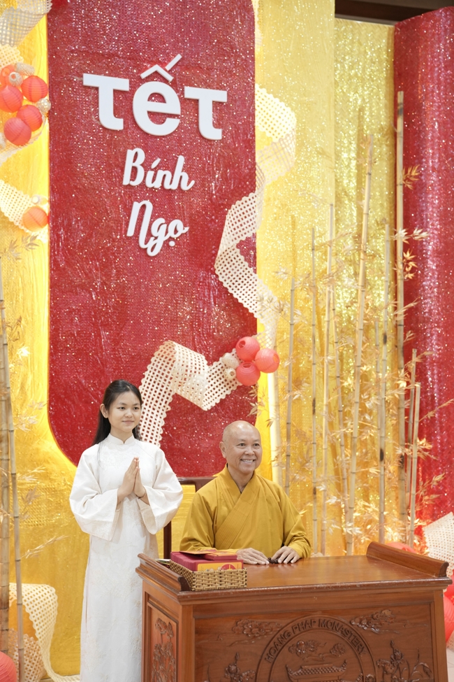 Tặng lộc đầu Xuân - Mồng 3 Tết Bính Ngọ 2026