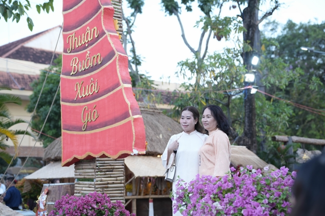 Tặng lộc đầu Xuân - Mồng 3 Tết Bính Ngọ 2026