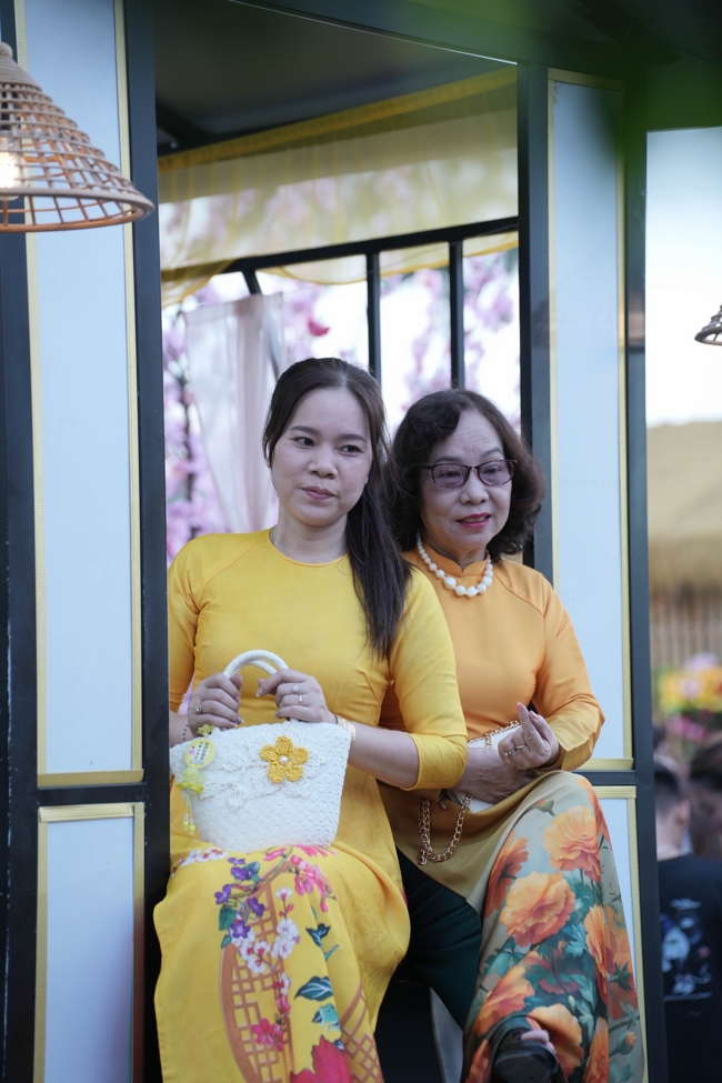 Tặng lộc đầu Xuân - Mồng 3 Tết Bính Ngọ 2026