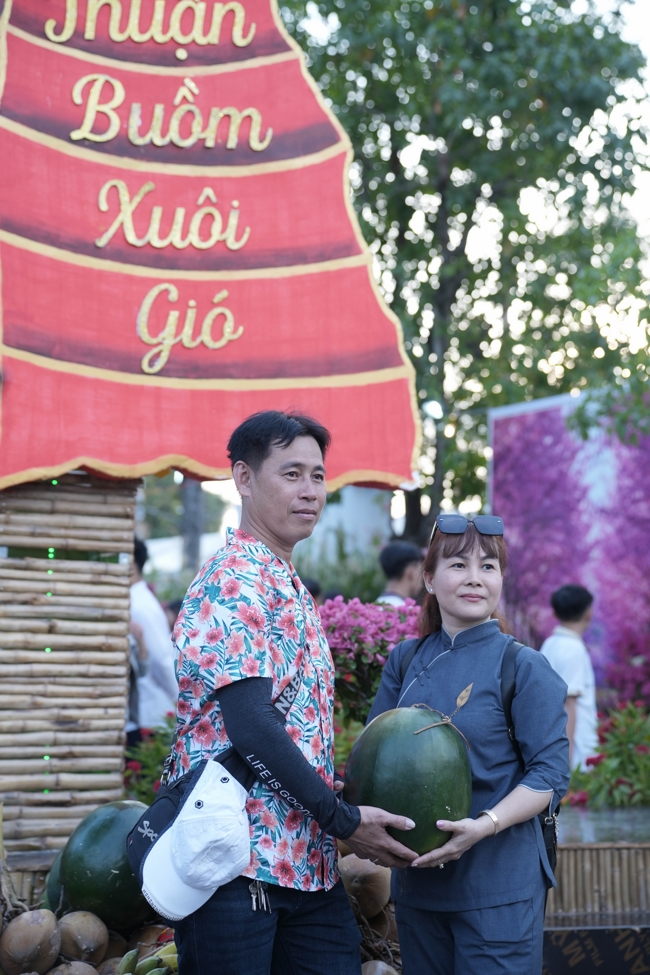 Tặng lộc đầu Xuân - Mồng 3 Tết Bính Ngọ 2026