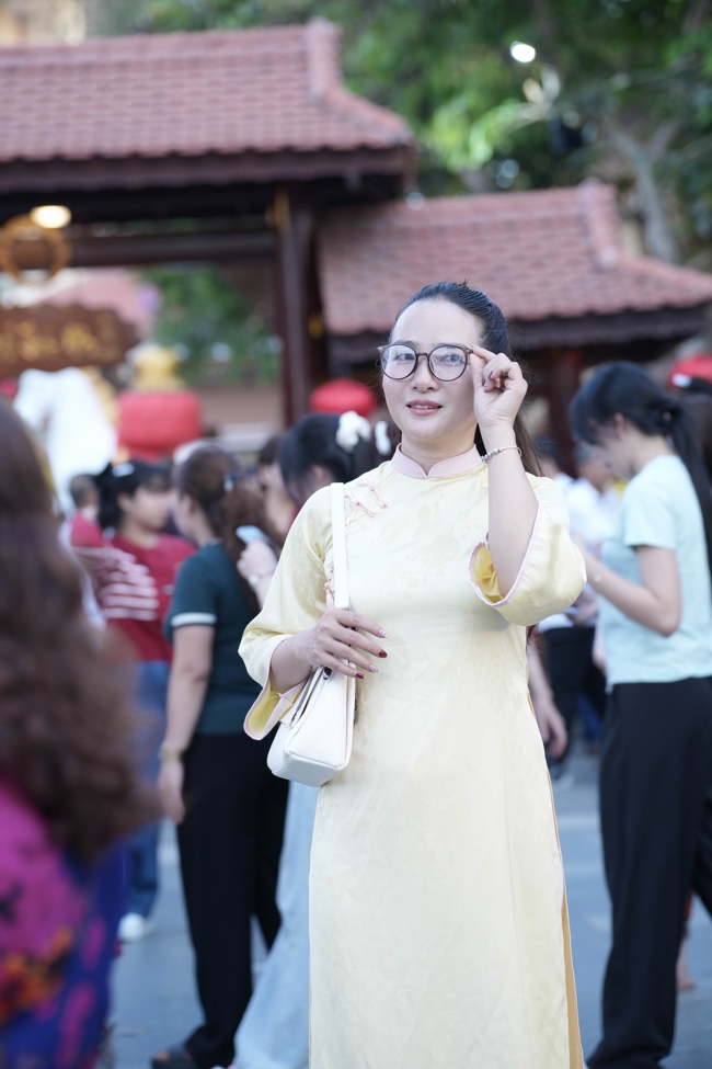 Tặng lộc đầu Xuân - Mồng 3 Tết Bính Ngọ 2026