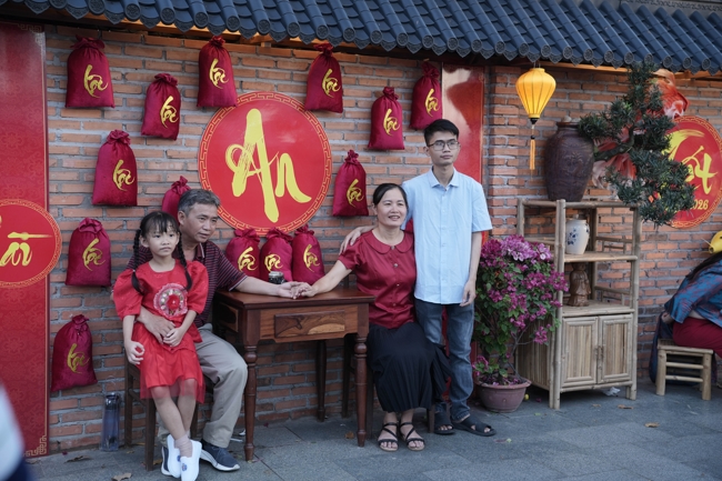 Tặng lộc đầu Xuân - Mồng 3 Tết Bính Ngọ 2026