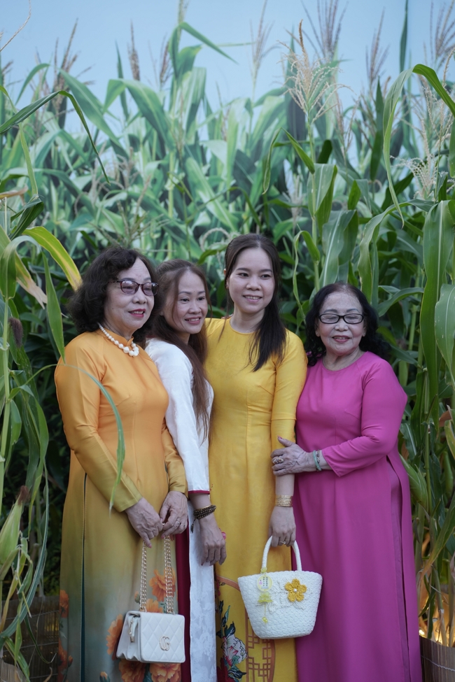 Tặng lộc đầu Xuân - Mồng 3 Tết Bính Ngọ 2026