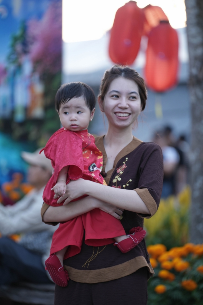 Tặng lộc đầu Xuân - Mồng 3 Tết Bính Ngọ 2026