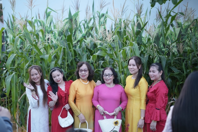 Tặng lộc đầu Xuân - Mồng 3 Tết Bính Ngọ 2026