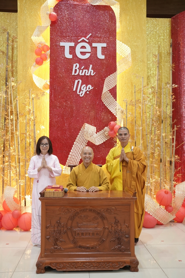 Tặng lộc đầu Xuân - Mồng 3 Tết Bính Ngọ 2026