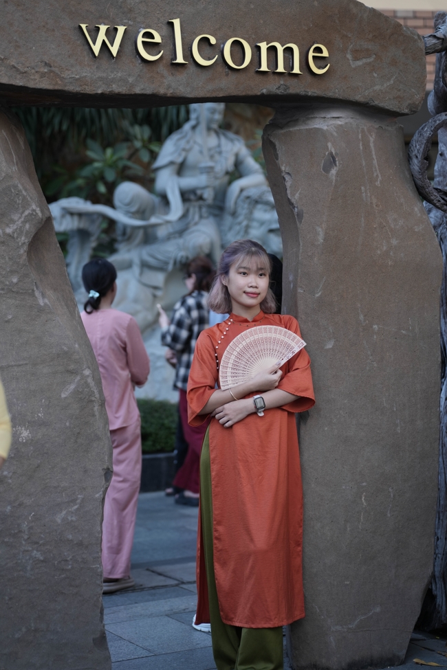 Tặng lộc đầu Xuân - Mồng 3 Tết Bính Ngọ 2026