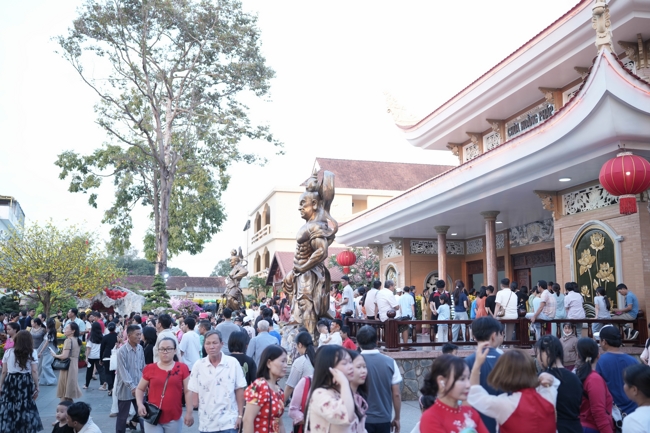 Tặng lộc đầu Xuân - Mồng 3 Tết Bính Ngọ 2026