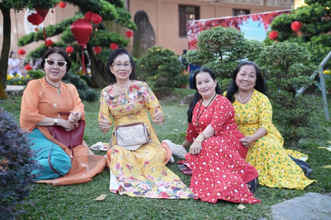 Tặng lộc đầu Xuân - Mồng 3 Tết Bính Ngọ 2026