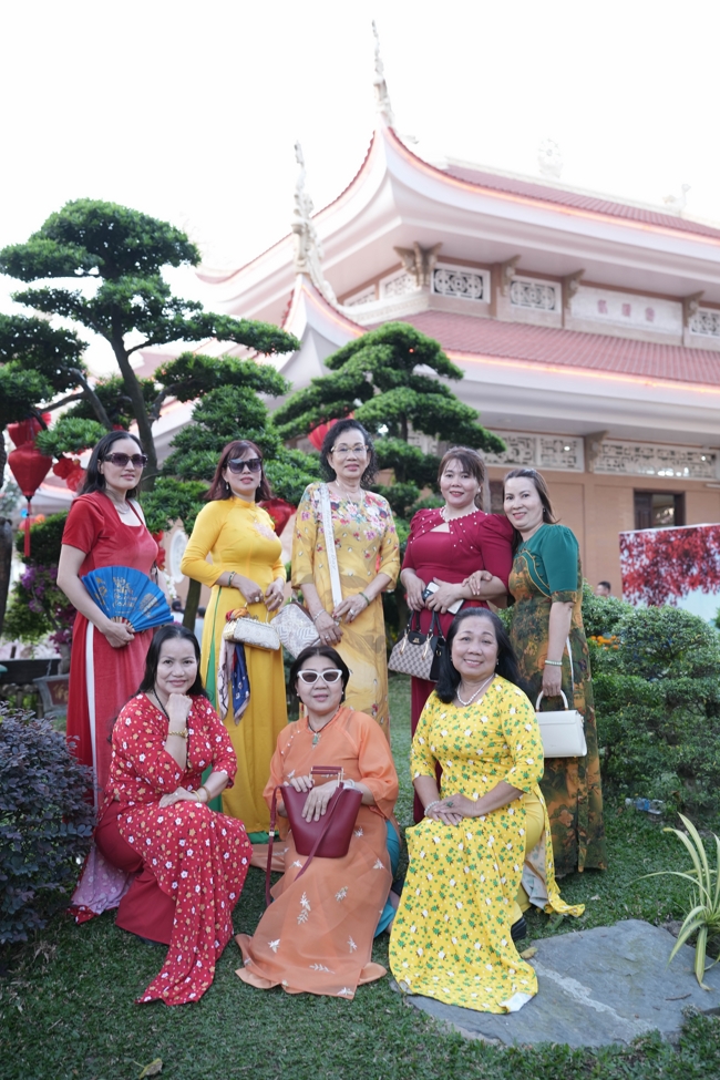 Tặng lộc đầu Xuân - Mồng 3 Tết Bính Ngọ 2026