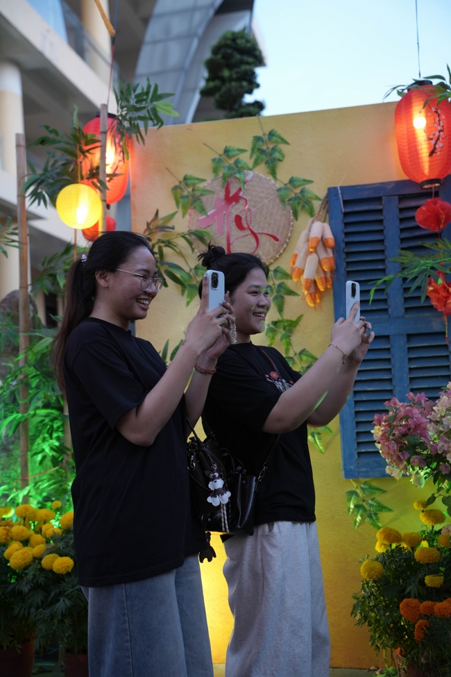 Tặng lộc đầu Xuân - Mồng 3 Tết Bính Ngọ 2026