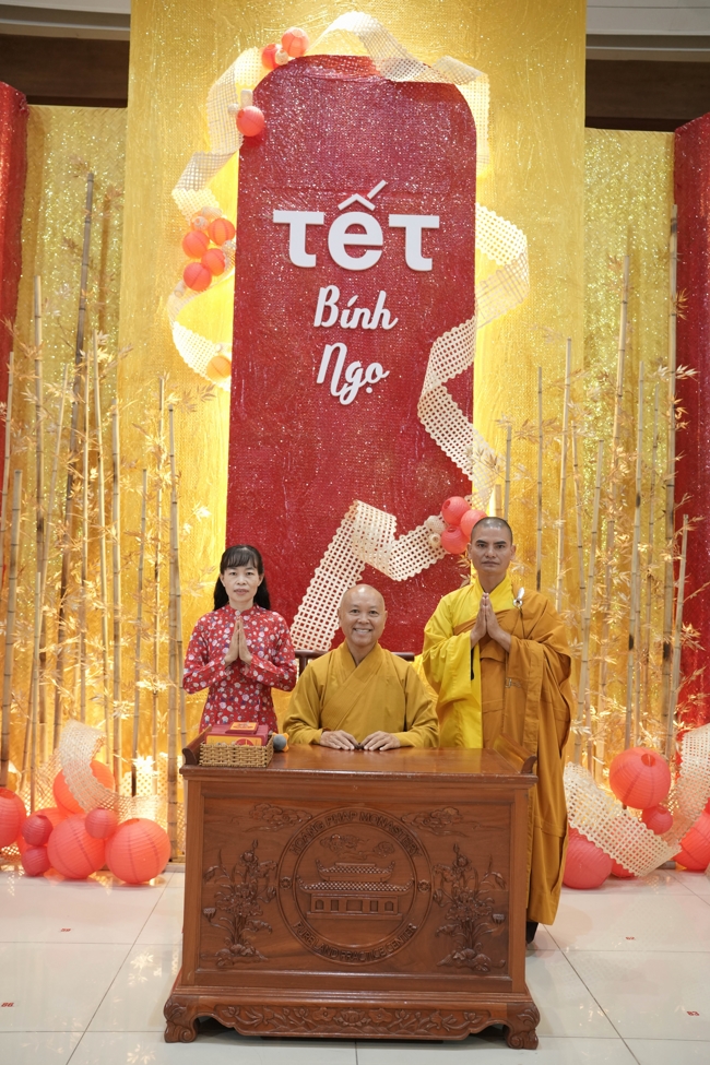 Tặng lộc đầu Xuân - Mồng 3 Tết Bính Ngọ 2026