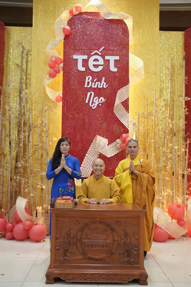 Tặng lộc đầu Xuân - Mồng 3 Tết Bính Ngọ 2026