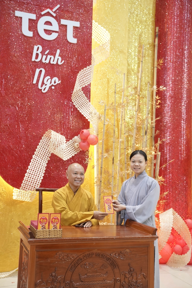 Tặng lộc đầu Xuân - Mồng 3 Tết Bính Ngọ 2026