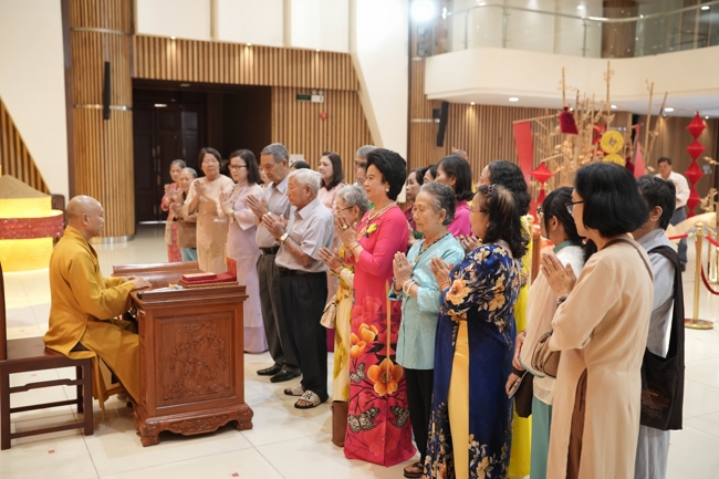 Tặng lộc đầu Xuân - Mồng 3 Tết Bính Ngọ 2026