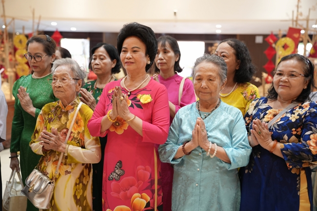 Tặng lộc đầu Xuân - Mồng 3 Tết Bính Ngọ 2026