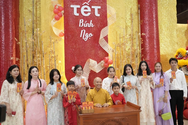 Tặng lộc đầu Xuân - Mồng 3 Tết Bính Ngọ 2026