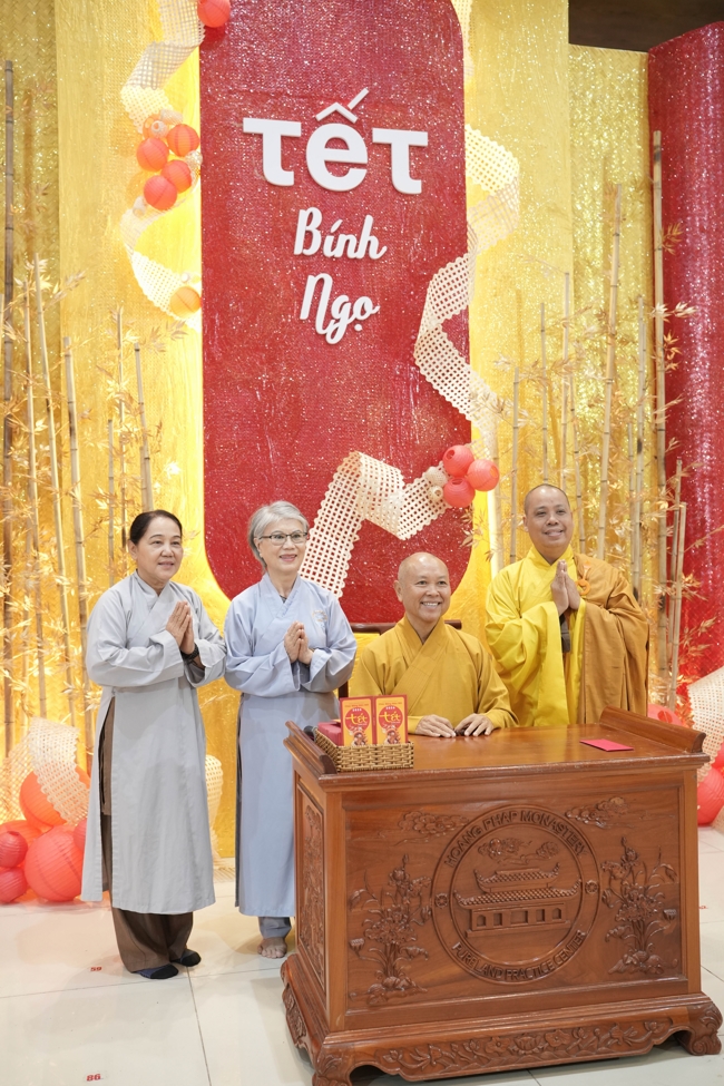 Tặng lộc đầu Xuân - Mồng 3 Tết Bính Ngọ 2026