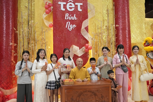 Tặng lộc đầu Xuân - Mồng 3 Tết Bính Ngọ 2026