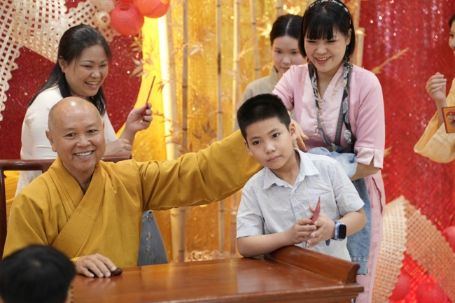 Tặng lộc đầu Xuân - Mồng 3 Tết Bính Ngọ 2026