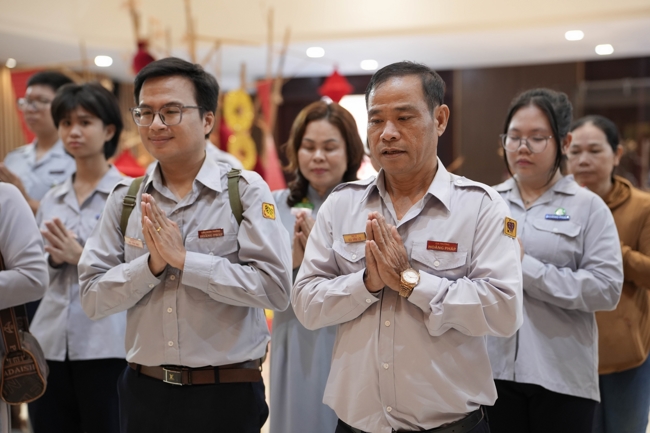 Tặng lộc đầu Xuân - Mồng 3 Tết Bính Ngọ 2026