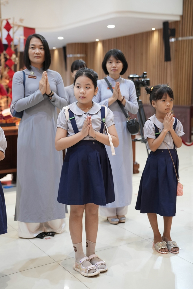 Tặng lộc đầu Xuân - Mồng 3 Tết Bính Ngọ 2026