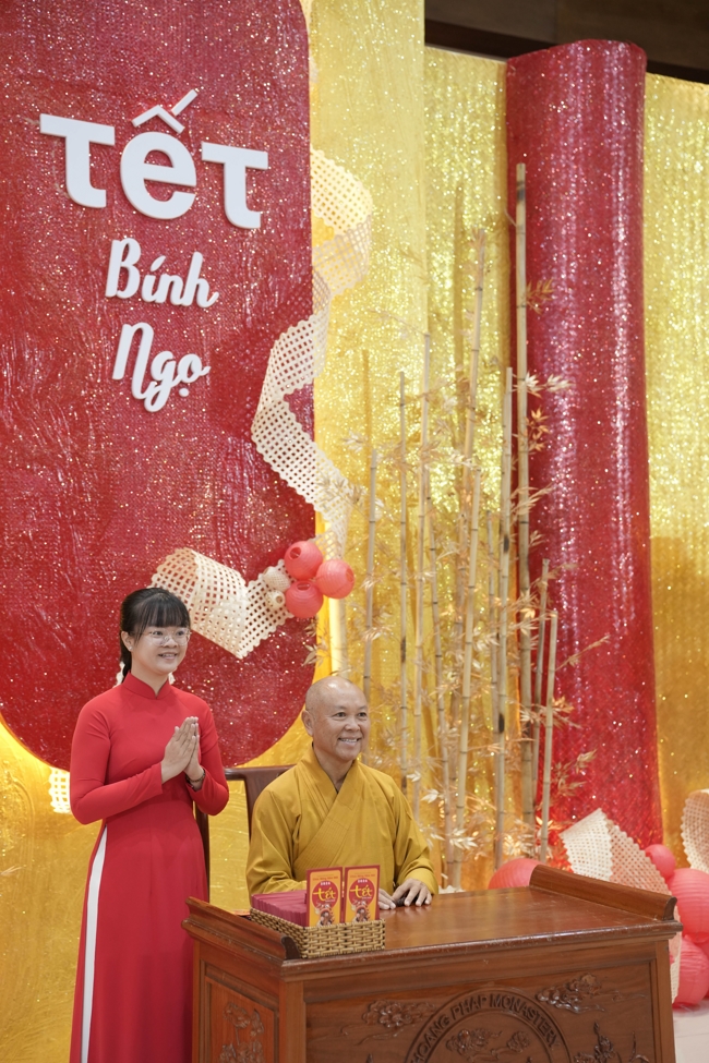 Tặng lộc đầu Xuân - Mồng 3 Tết Bính Ngọ 2026