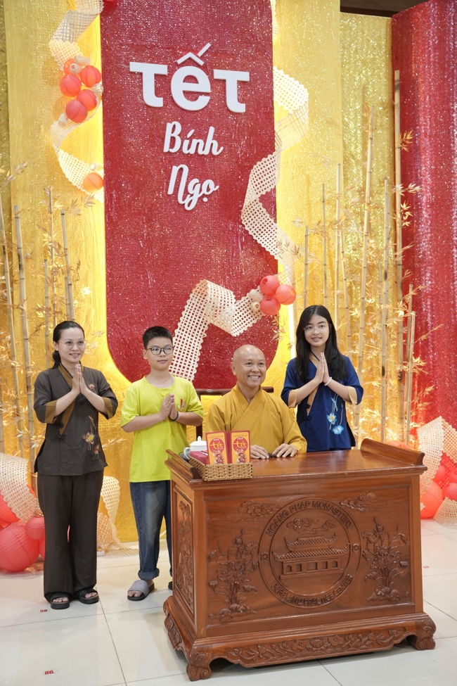 Tặng lộc đầu Xuân - Mồng 3 Tết Bính Ngọ 2026