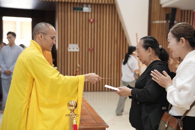 Tặng lộc đầu Xuân - Mồng 3 Tết Bính Ngọ 2026