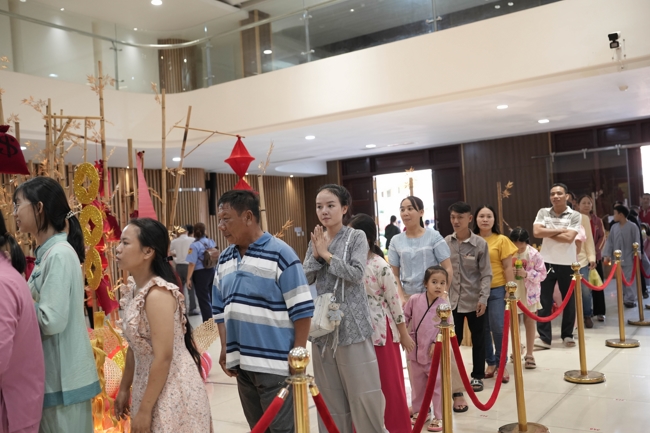 Tặng lộc đầu Xuân - Mồng 3 Tết Bính Ngọ 2026