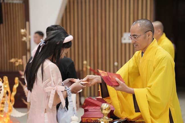 Tặng lộc đầu Xuân - Mồng 3 Tết Bính Ngọ 2026