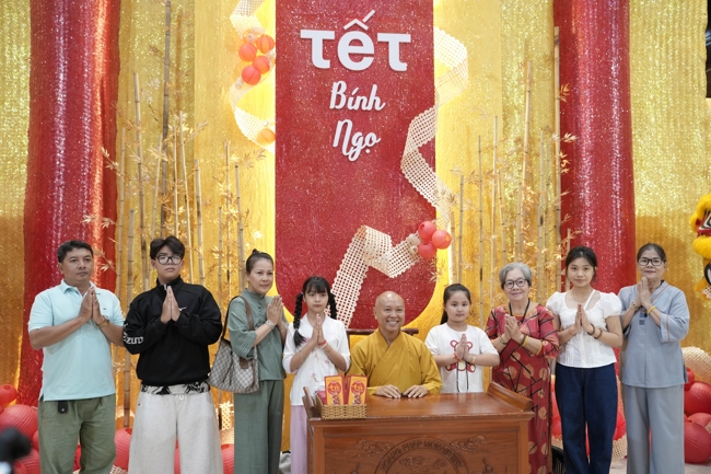 Tặng lộc đầu Xuân - Mồng 3 Tết Bính Ngọ 2026