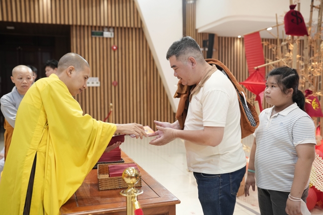 Tặng lộc đầu Xuân - Mồng 3 Tết Bính Ngọ 2026