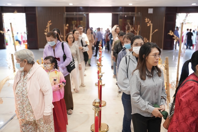 Tặng lộc đầu Xuân - Mồng 3 Tết Bính Ngọ 2026