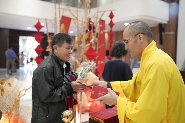 Tặng lộc đầu Xuân - Mồng 3 Tết Bính Ngọ 2026