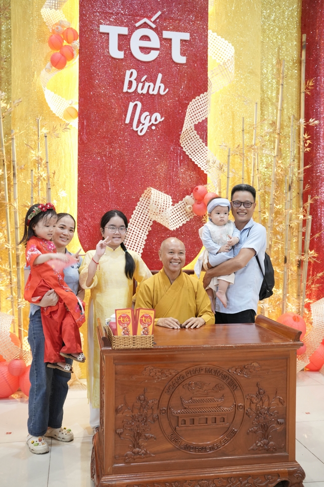 Tặng lộc đầu Xuân - Mồng 3 Tết Bính Ngọ 2026