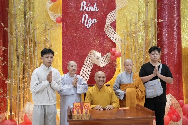 Tặng lộc đầu Xuân - Mồng 3 Tết Bính Ngọ 2026