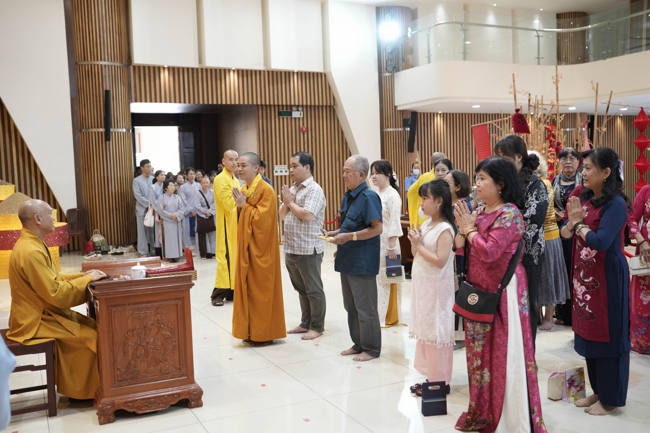 Tặng lộc đầu Xuân - Mồng 3 Tết Bính Ngọ 2026