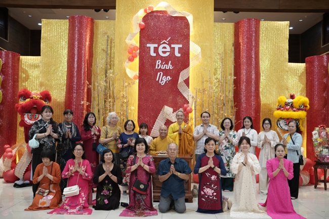 Tặng lộc đầu Xuân - Mồng 3 Tết Bính Ngọ 2026