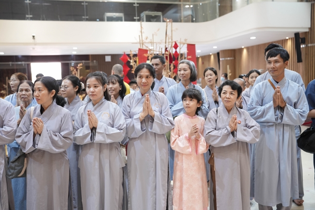 Tặng lộc đầu Xuân - Mồng 3 Tết Bính Ngọ 2026