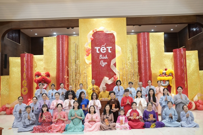 Tặng lộc đầu Xuân - Mồng 3 Tết Bính Ngọ 2026