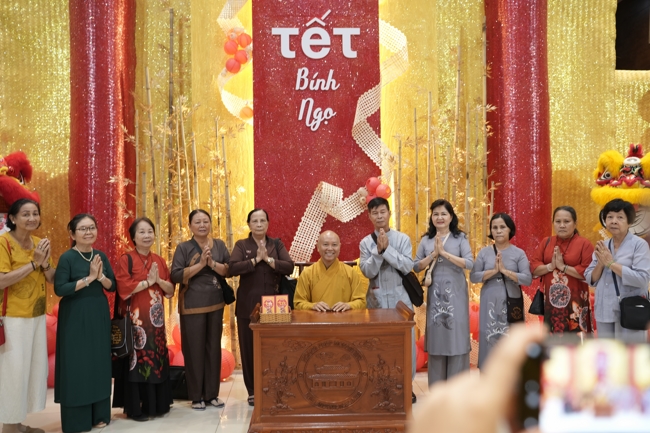 Tặng lộc đầu Xuân - Mồng 2 Tết Bính Ngọ 2026