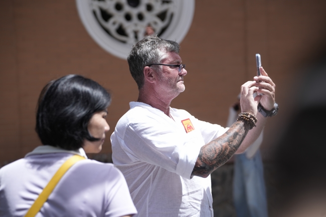 Tặng lộc đầu Xuân - Mồng 2 Tết Bính Ngọ 2026