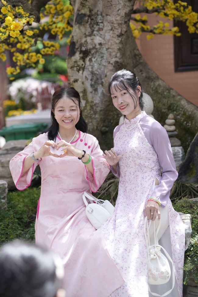 Tặng lộc đầu Xuân - Mồng 2 Tết Bính Ngọ 2026