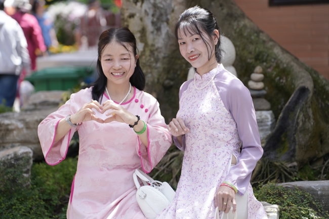 Tặng lộc đầu Xuân - Mồng 2 Tết Bính Ngọ 2026