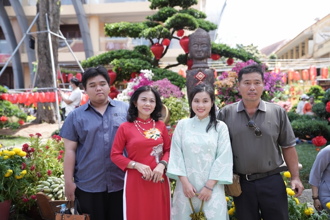 Tặng lộc đầu Xuân - Mồng 2 Tết Bính Ngọ 2026