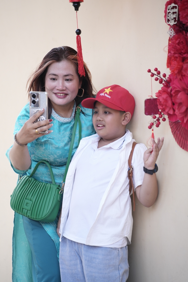 Tặng lộc đầu Xuân - Mồng 2 Tết Bính Ngọ 2026