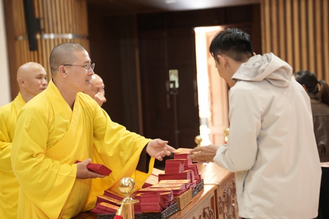 Tặng lộc đầu Xuân - Mồng 2 Tết Bính Ngọ 2026