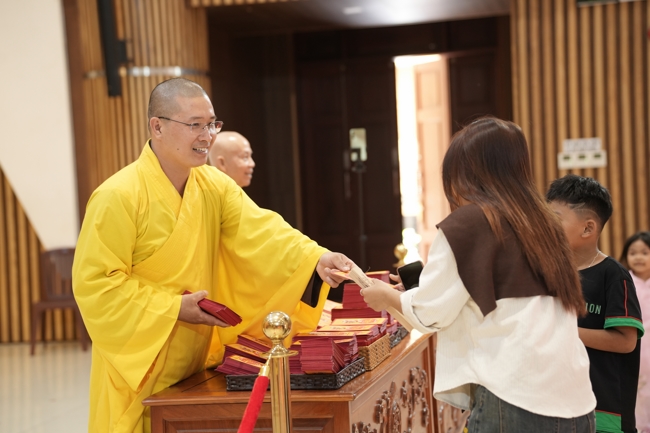 Tặng lộc đầu Xuân - Mồng 2 Tết Bính Ngọ 2026